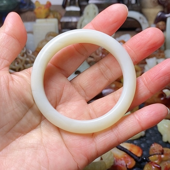 和田玉手镯未镶嵌狂**品