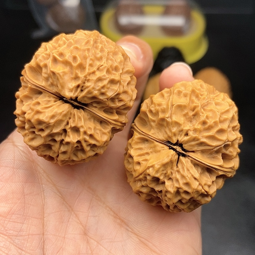 【闪购商品】把件文玩核桃41尺铁绣球52克