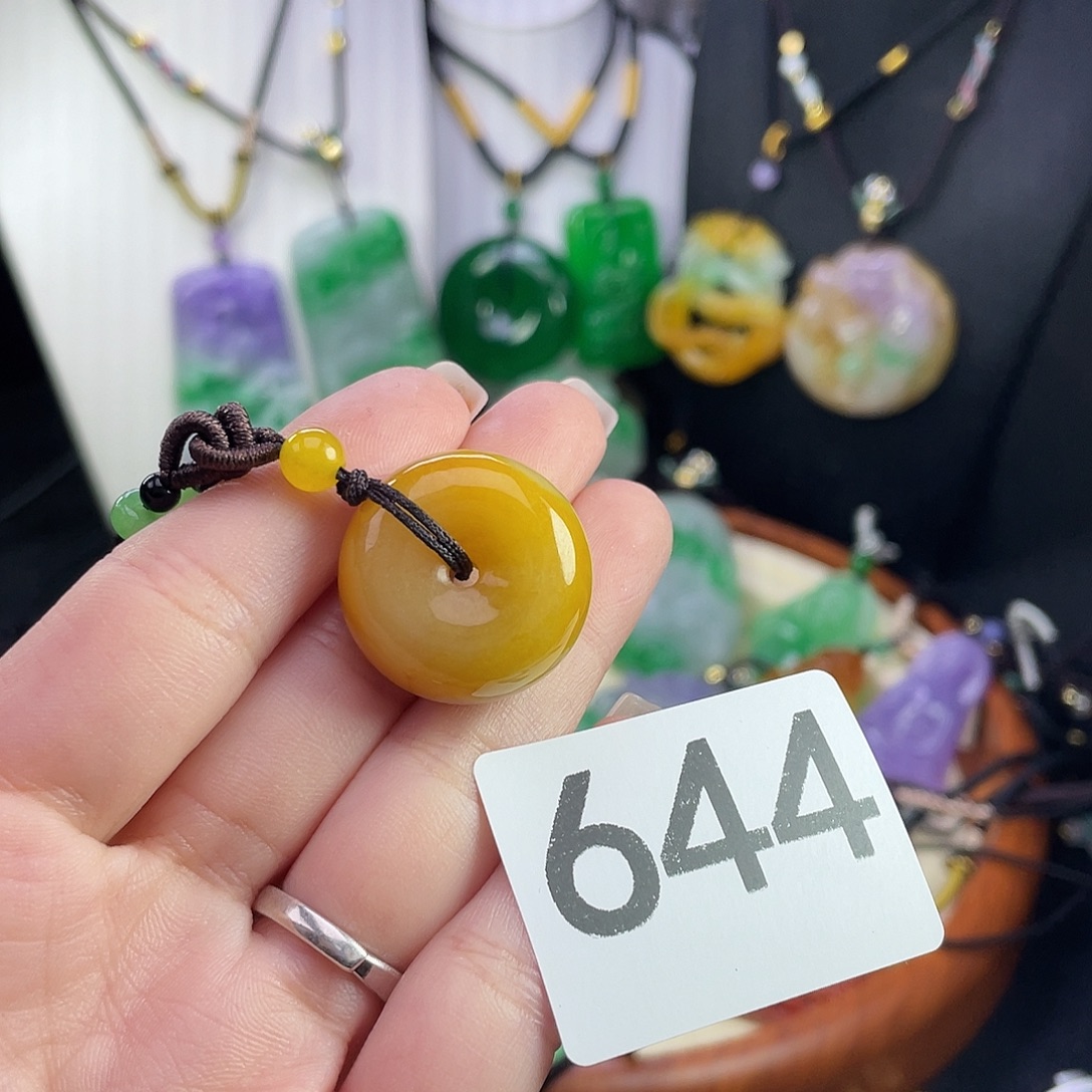 翡翠未镶嵌吊坠(赠链)