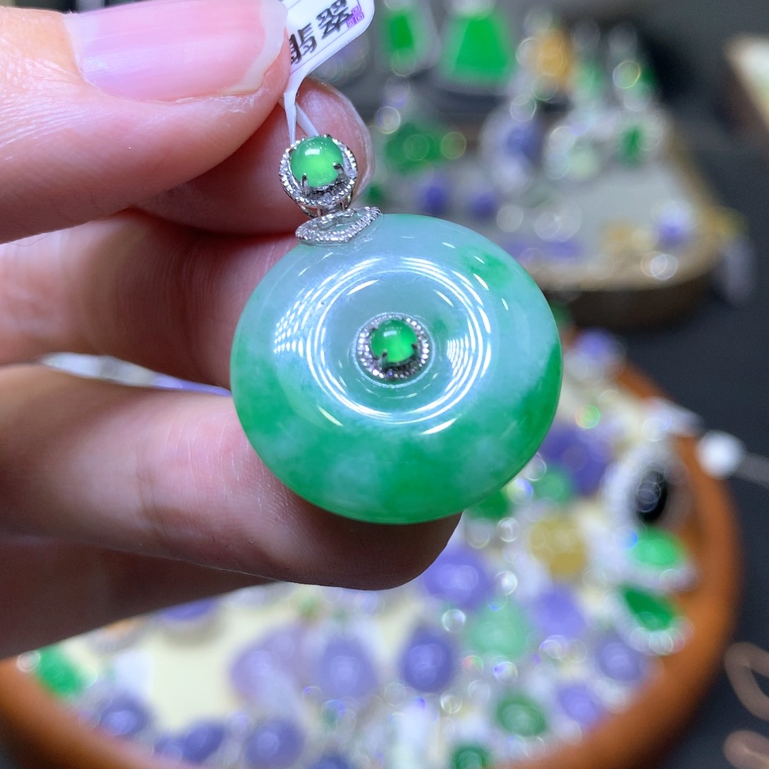 【闪购商品】翡翠颈饰18K金镶嵌翡翠吊坠项链