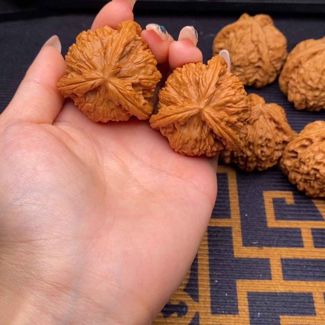 张***蒙文玩核桃吊坠白狮子
