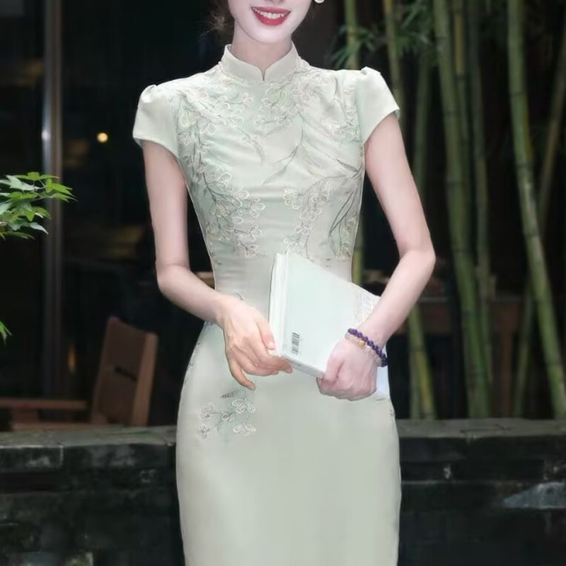 法式简约青绣国风新中式豆绿绣花连衣裙气质优雅绝美改良旗袍裙新