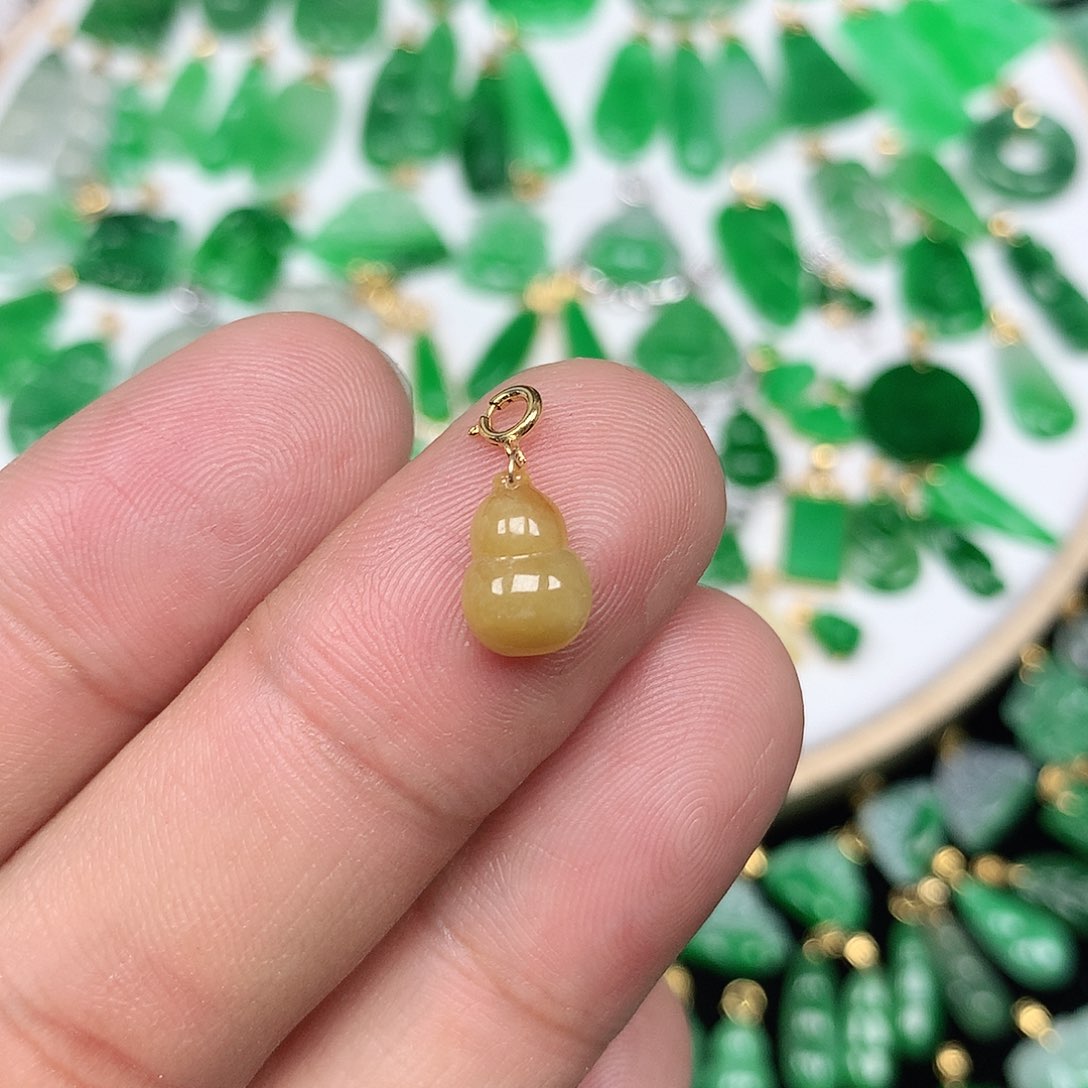 翡翠配石18K金扣 小巧精美黄翡小葫芦