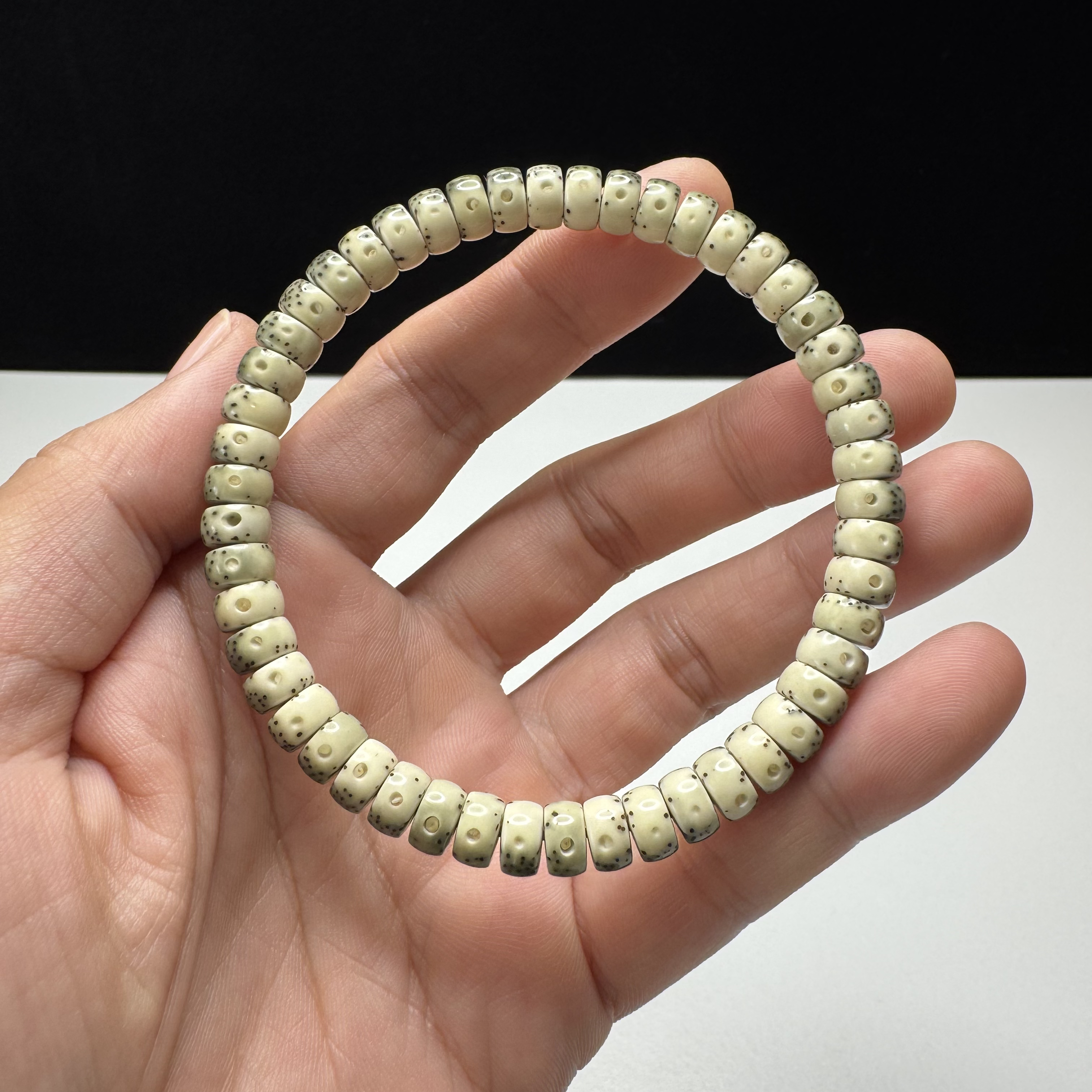 星月菩提石玉料绿包白7x4药片单圈手串一物一图