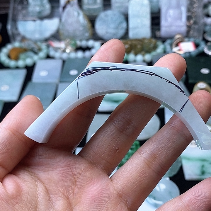 翡翠挂件未镶嵌翡翠的
