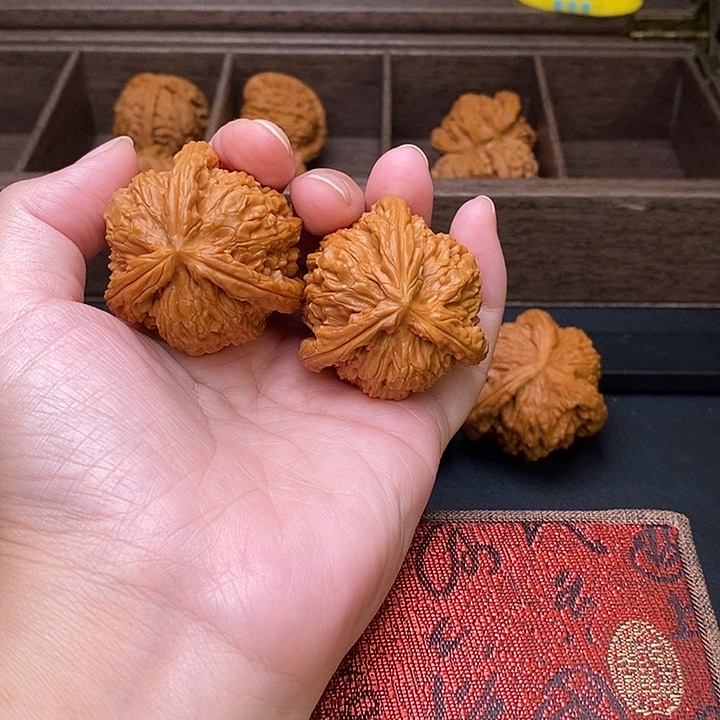 L***g把件文玩核桃白奔