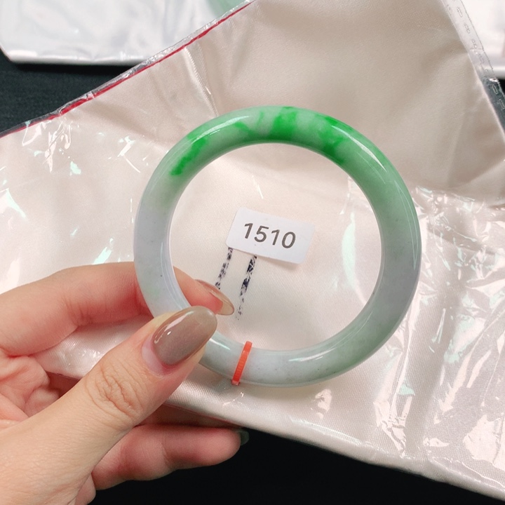 翡翠未镶嵌手镯小***?天然翡翠手镯04