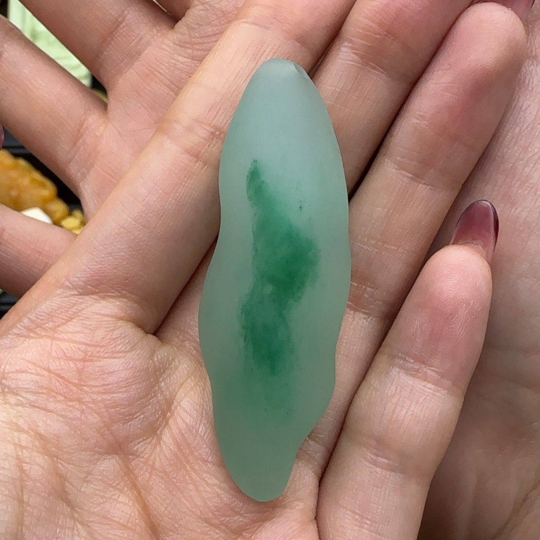 石英质玉颈饰未镶嵌小***子