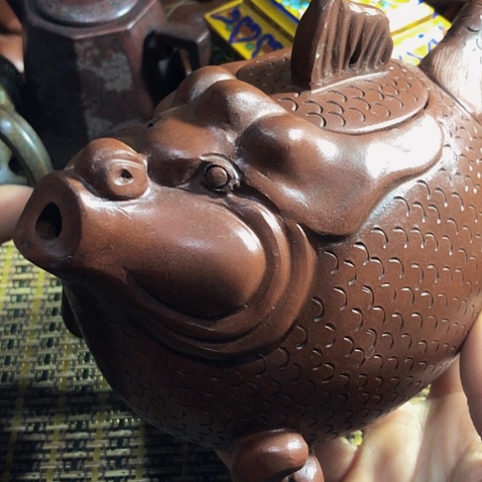 紫砂茶壶原矿泥料手工制作紫砂壶。