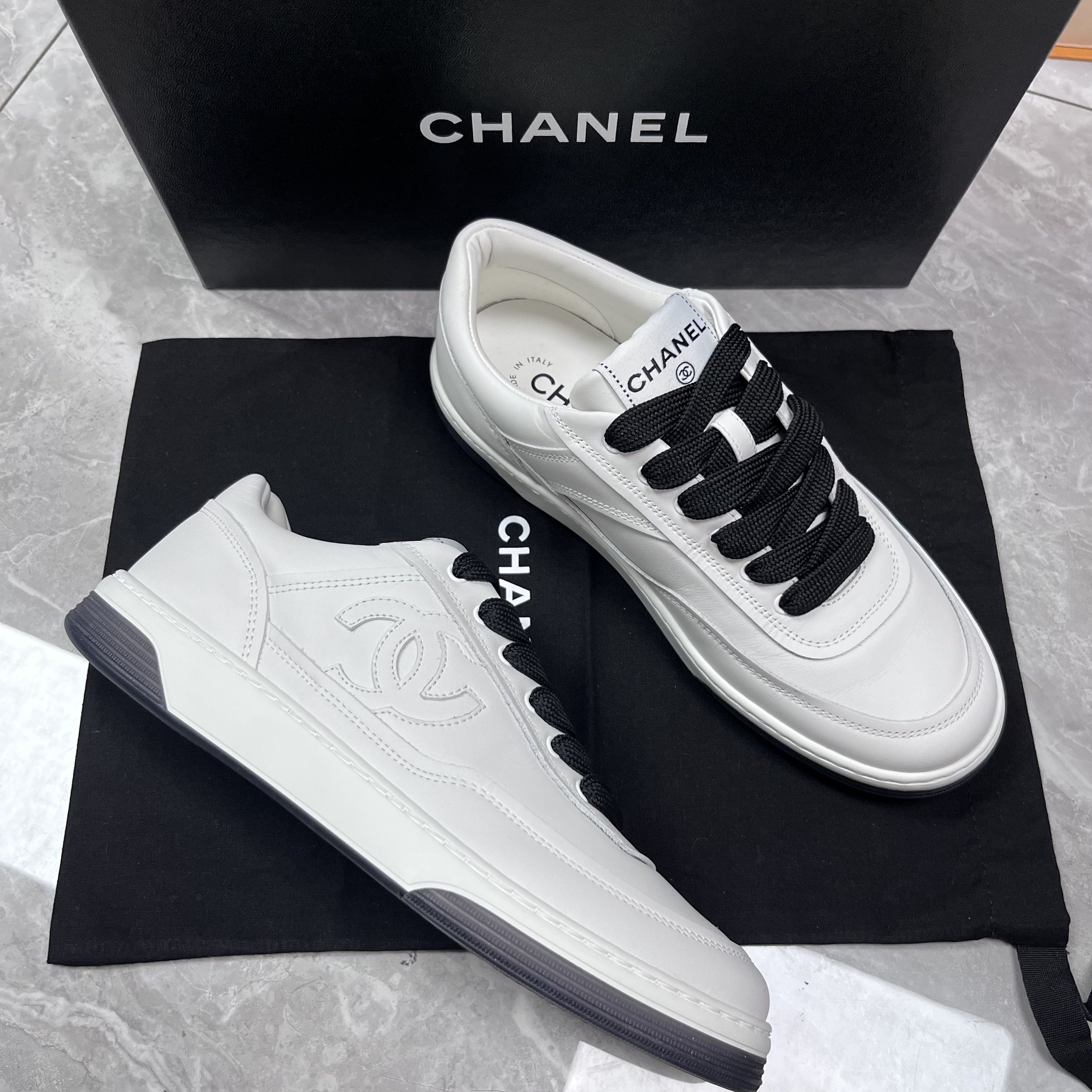 未使用 Chanel/香奈儿 37.5码！24C 大徽标皮革低帮板鞋 白色