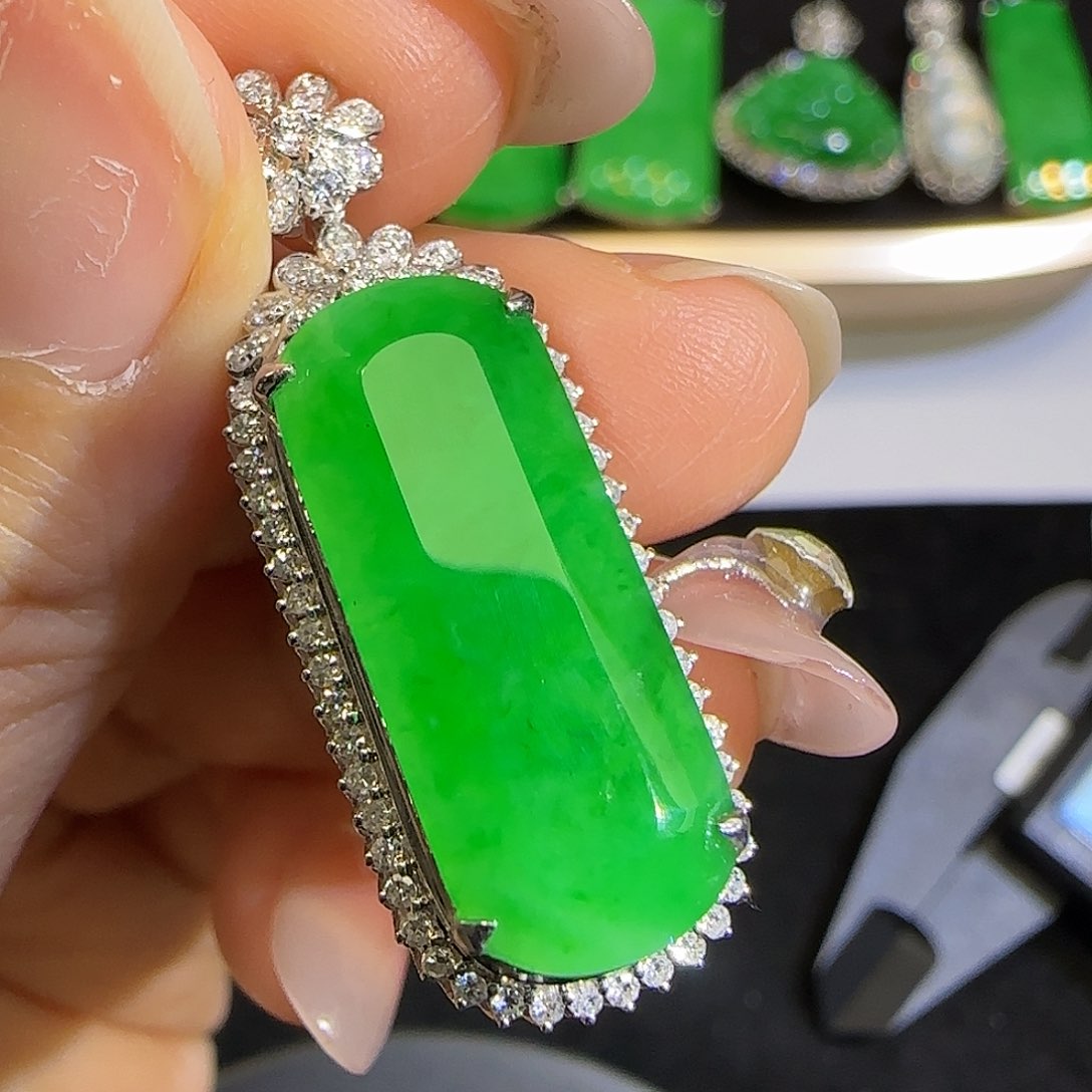 翡翠颈饰18K金镶嵌。