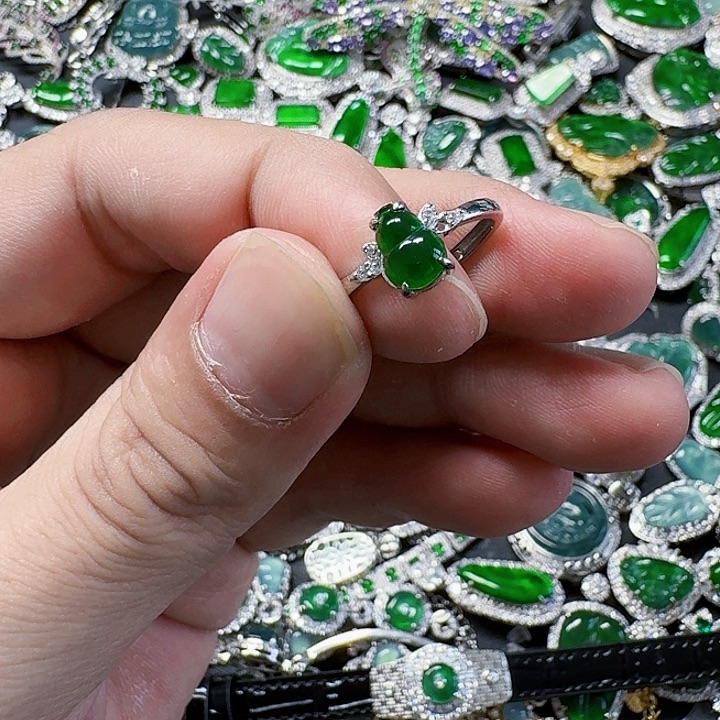 翡翠颈饰未镶嵌天然A货翡翠放漏