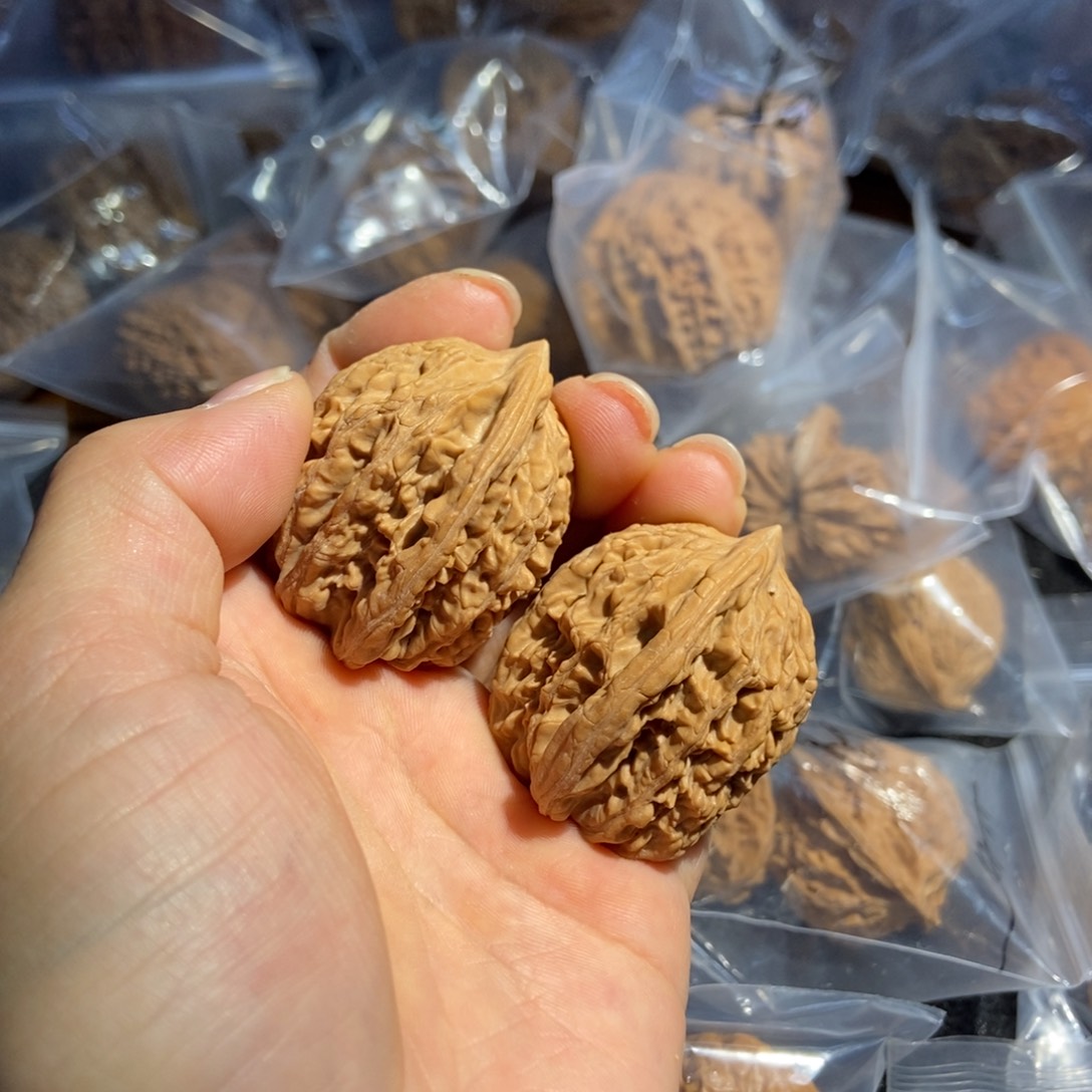 文玩核桃吊坠虎头12.8