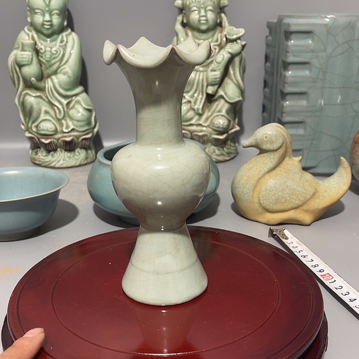 这是一件汝织的花口瓶