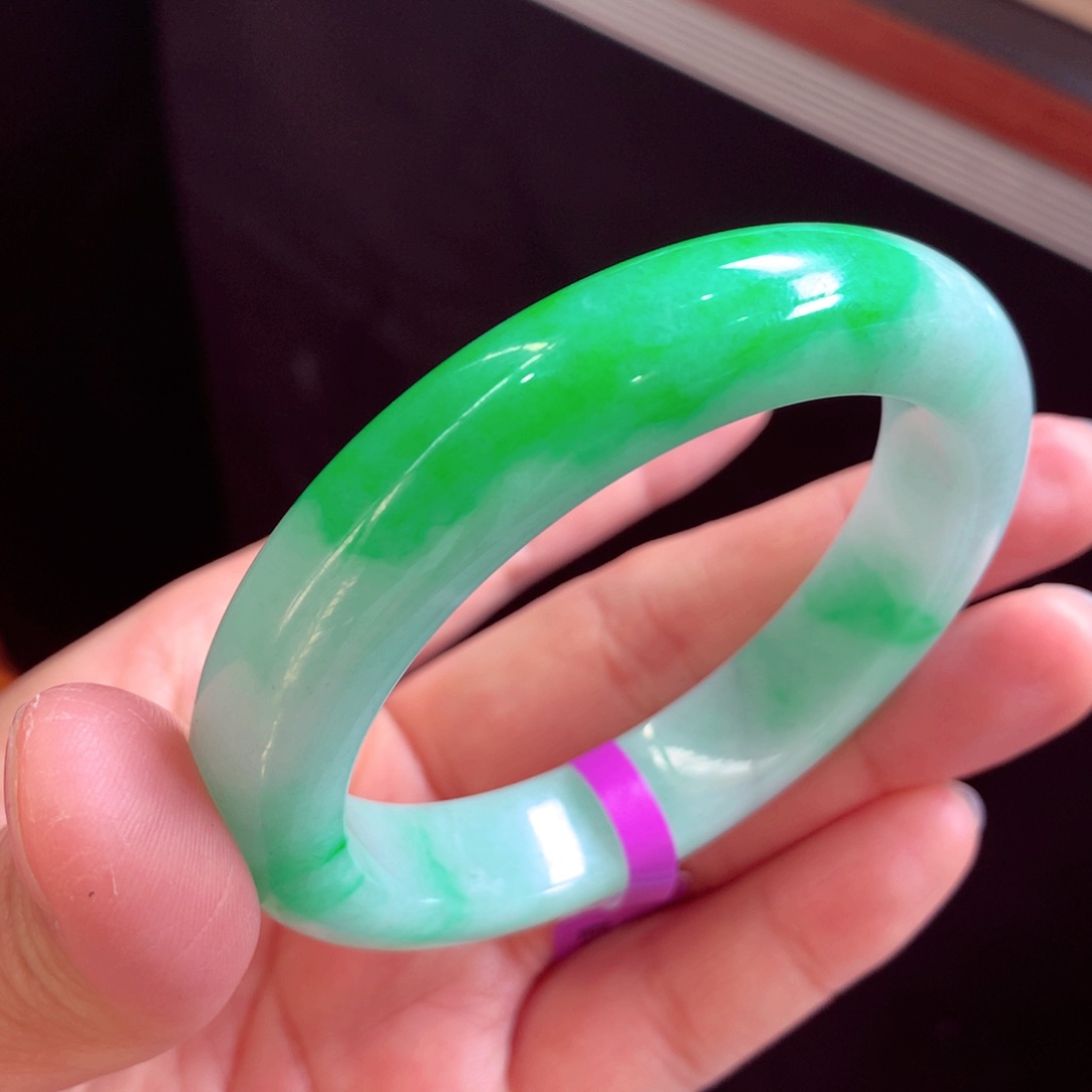 翡翠手镯未镶嵌漫**红缅甸翡翠