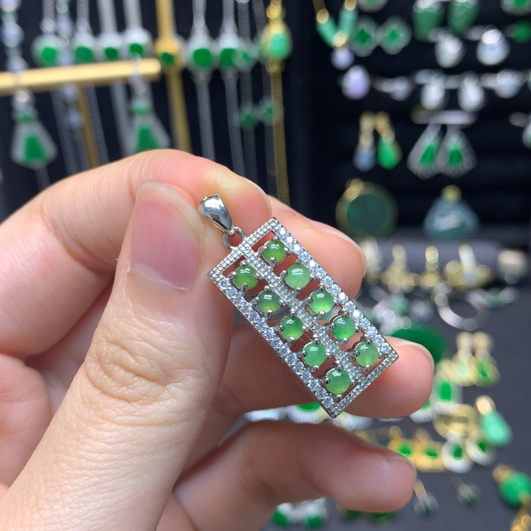 翡翠未镶嵌颈饰有纹裂