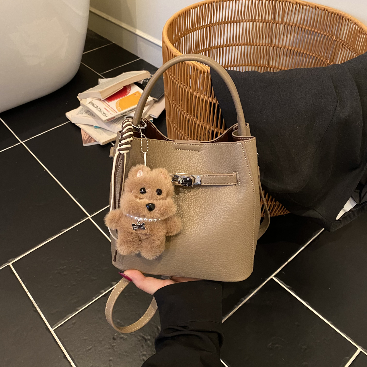 2025新款荔枝纹轻奢水桶包时尚手提单肩包百搭休闲斜挎女包121