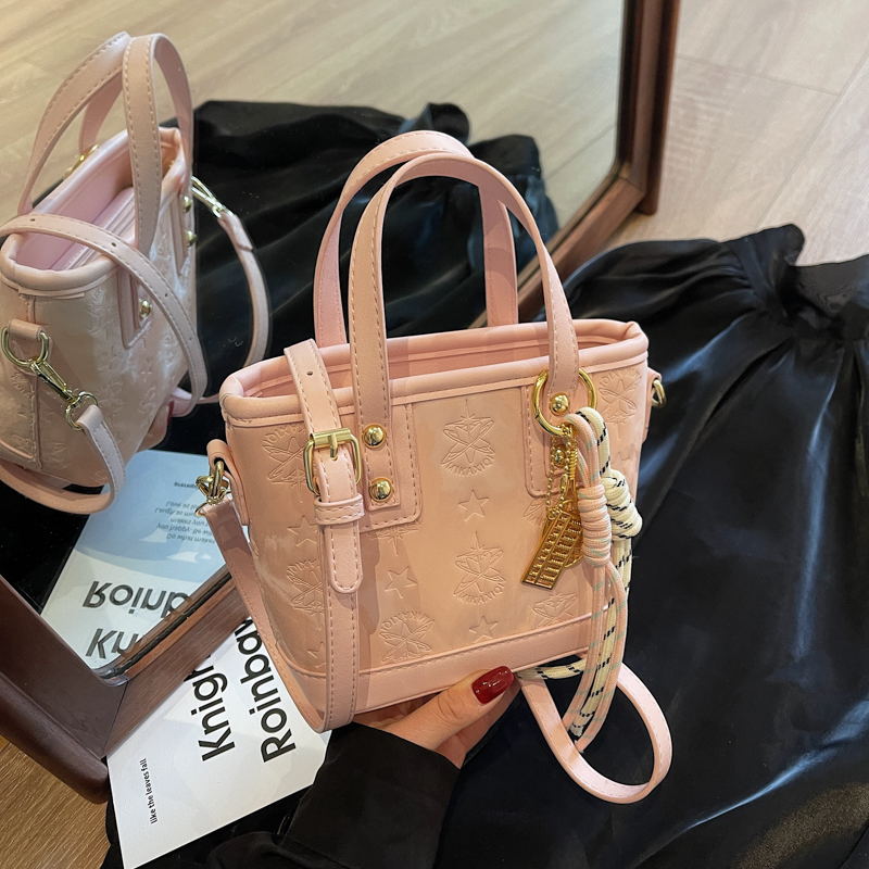 5263高级感小众包女2025新款时尚压花斜挎韩系洋气爆款手提水桶包