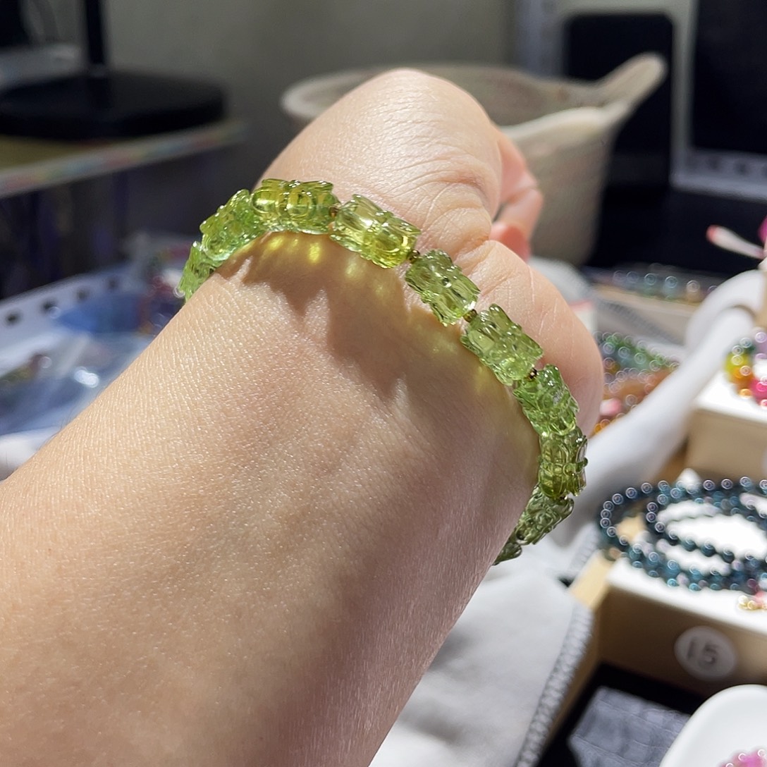 手链18K金镶嵌碧玺并蒂莲果绿高净体雕刻件