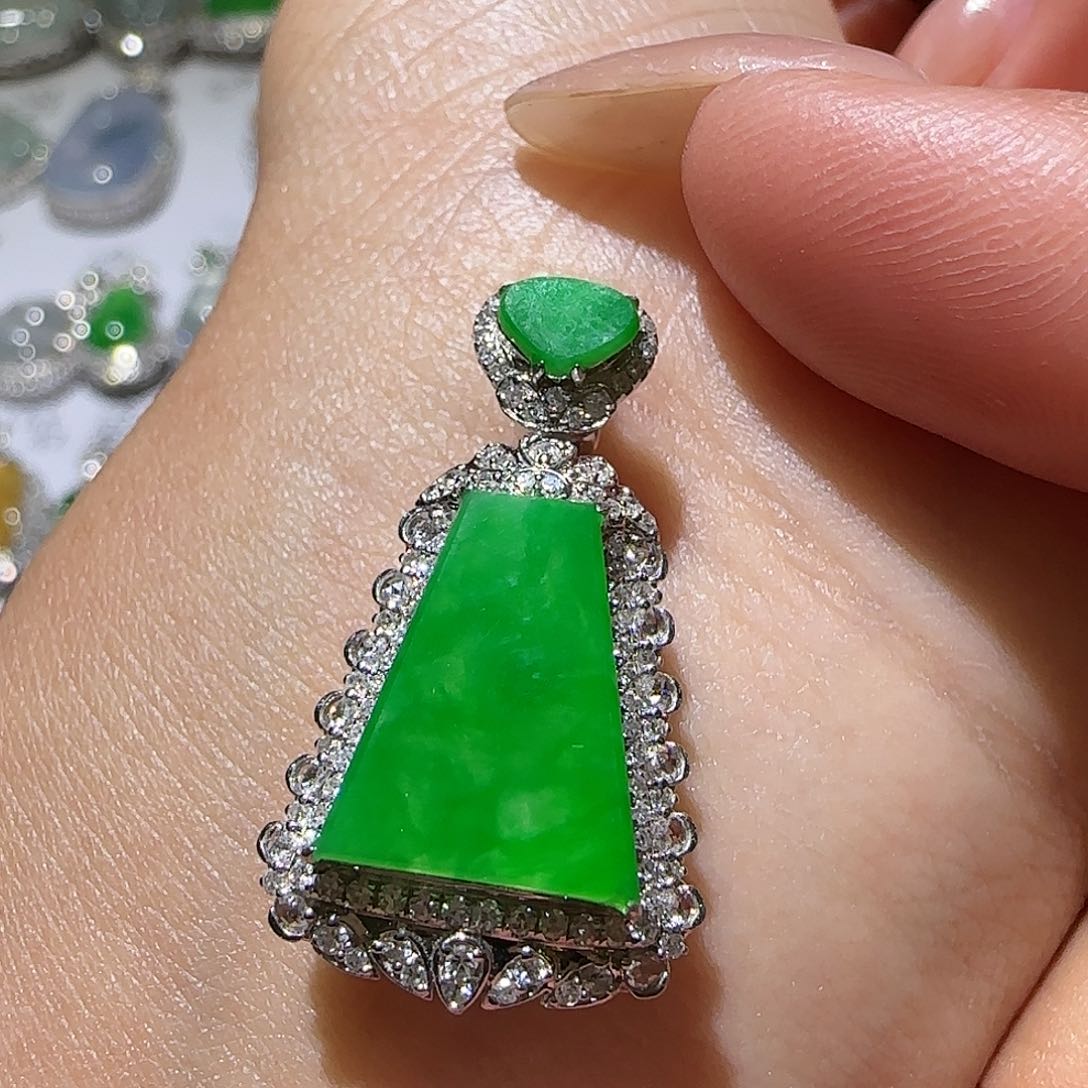 【闪购商品】颈饰18K金镶嵌翡翠天然