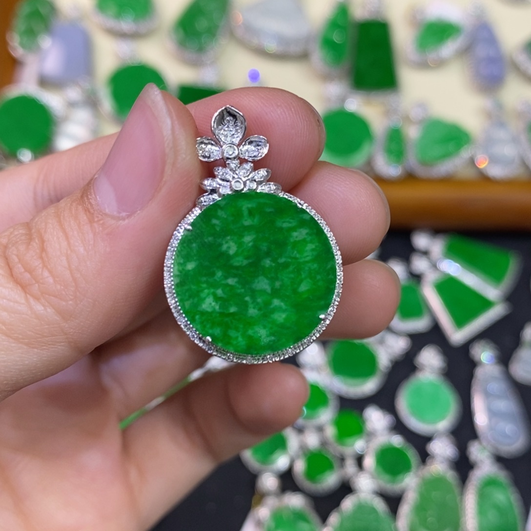 翡翠吊坠(不含链)18K金镶嵌