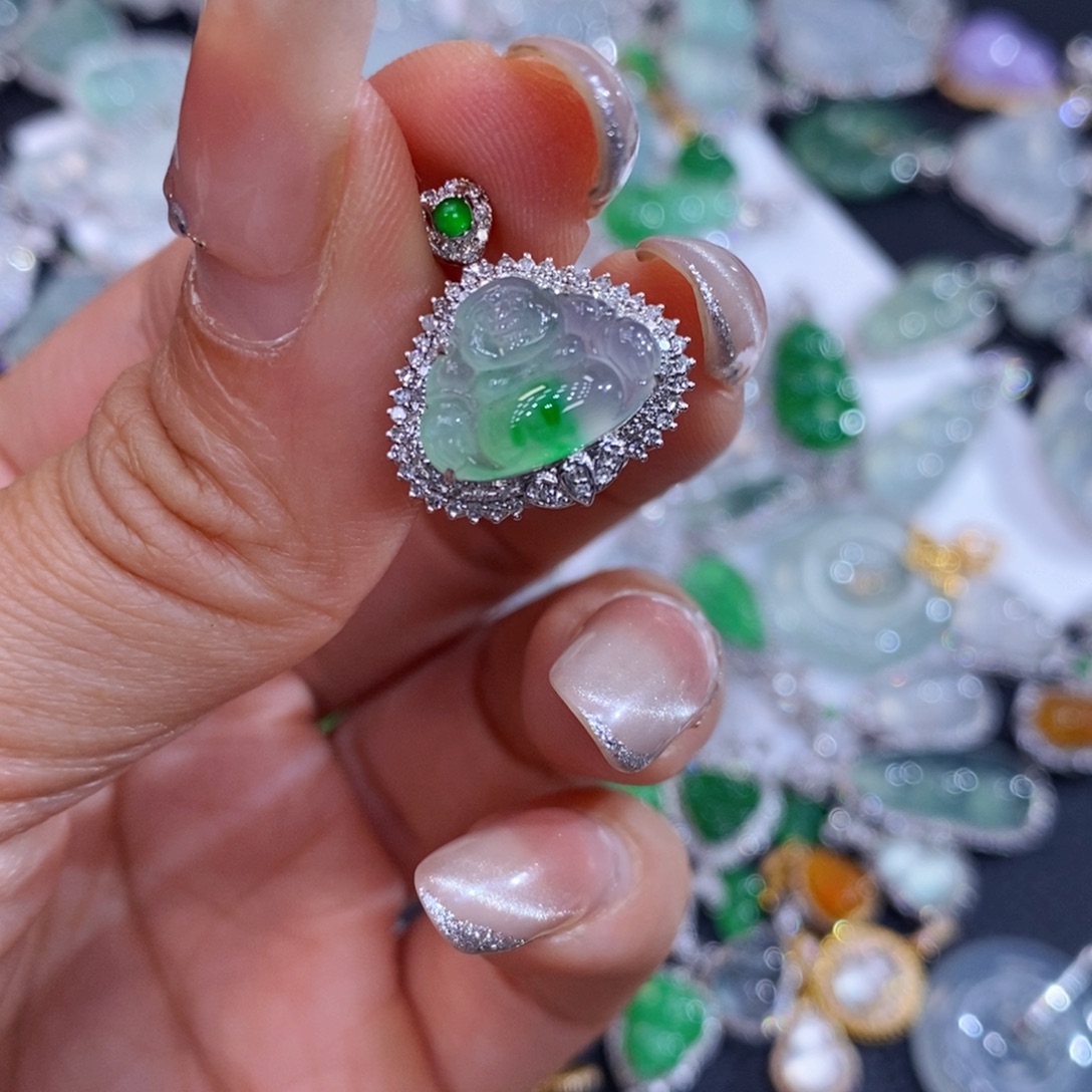 翡翠18K金镶嵌颈饰