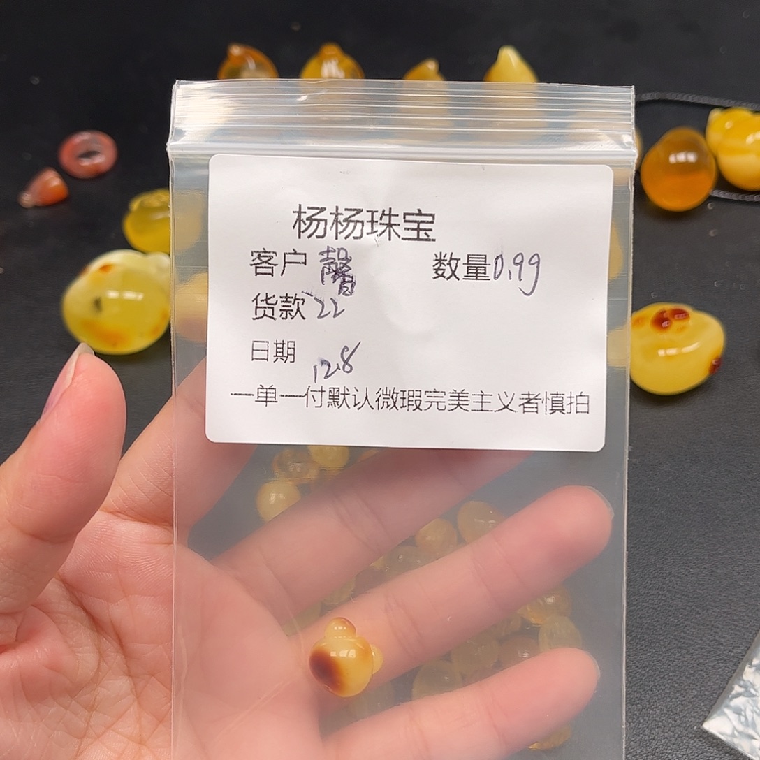馨***丶琥珀未镶嵌裸石蜜蜡吊坠