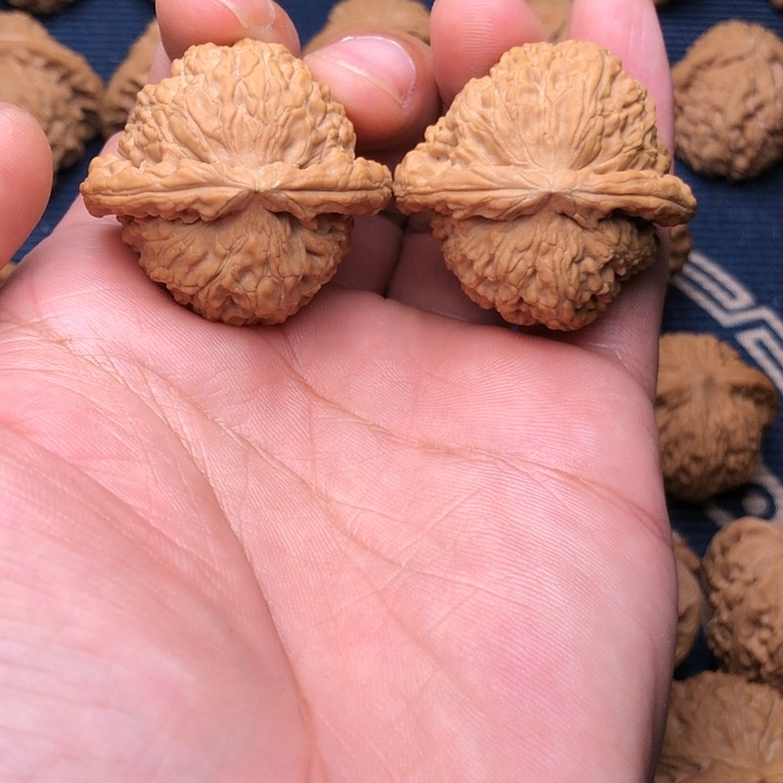 文玩核桃吊坠白狮子