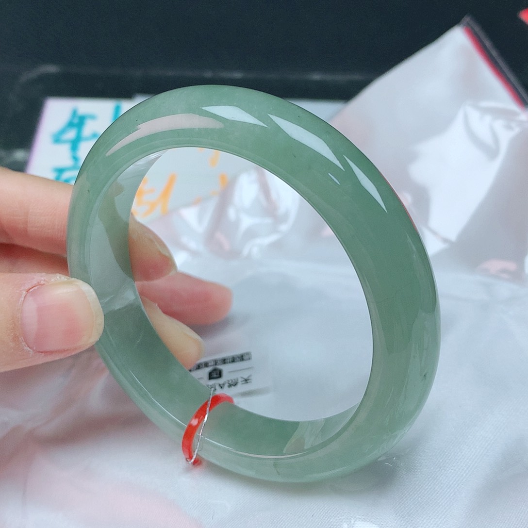 翡翠手镯未镶嵌56圈