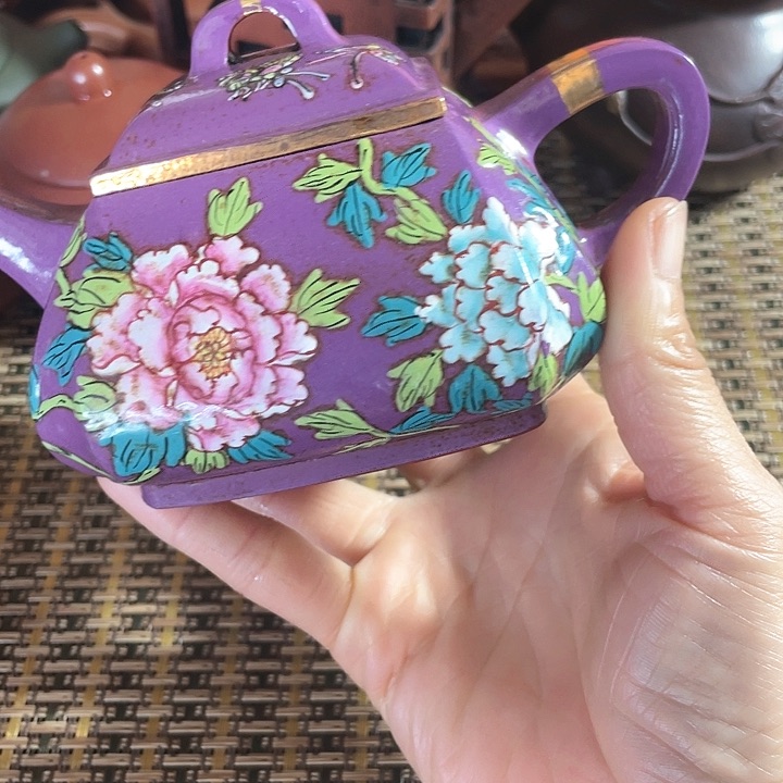 紫砂茶壶言*午原矿泥料手工制作的紫砂壶。