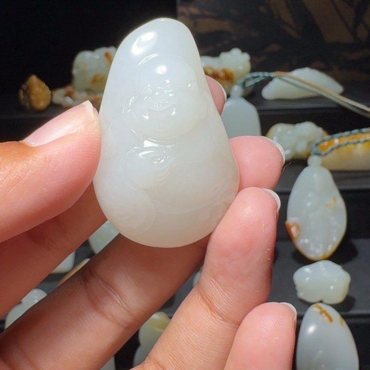 /***家和田玉未镶嵌颈饰