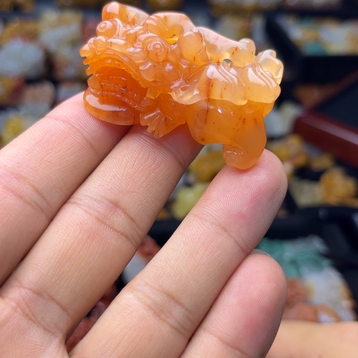 未镶嵌石英质玉（黄龙玉）颈饰