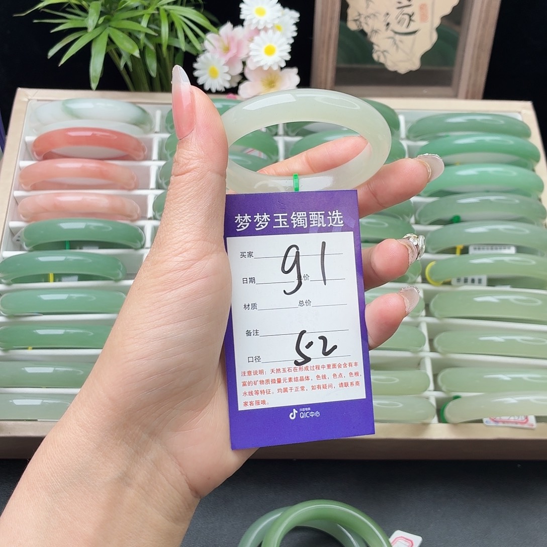 女***哑石英质玉未镶嵌手镯