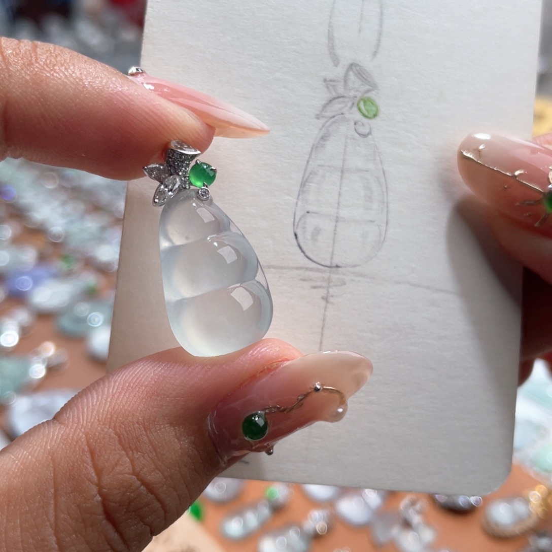 翡翠18K金镶嵌颈饰豆子