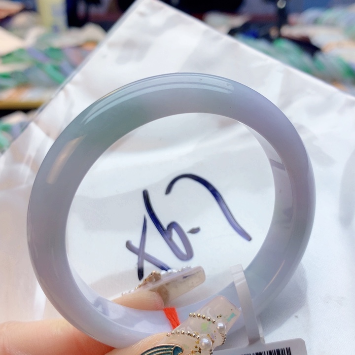 翡翠手镯未镶嵌翡翠手镯