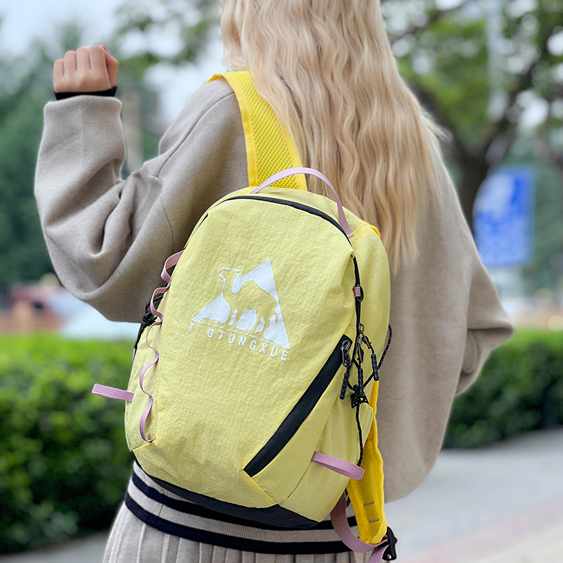 户外防水登山包轻量化背包大容量徒步旅行旅行包男女户外运动背包