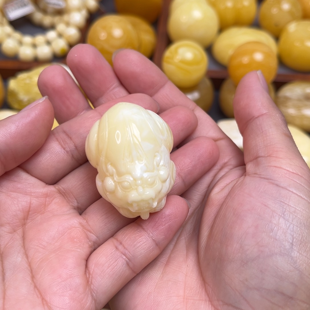 琥珀裸石未镶嵌貔貅