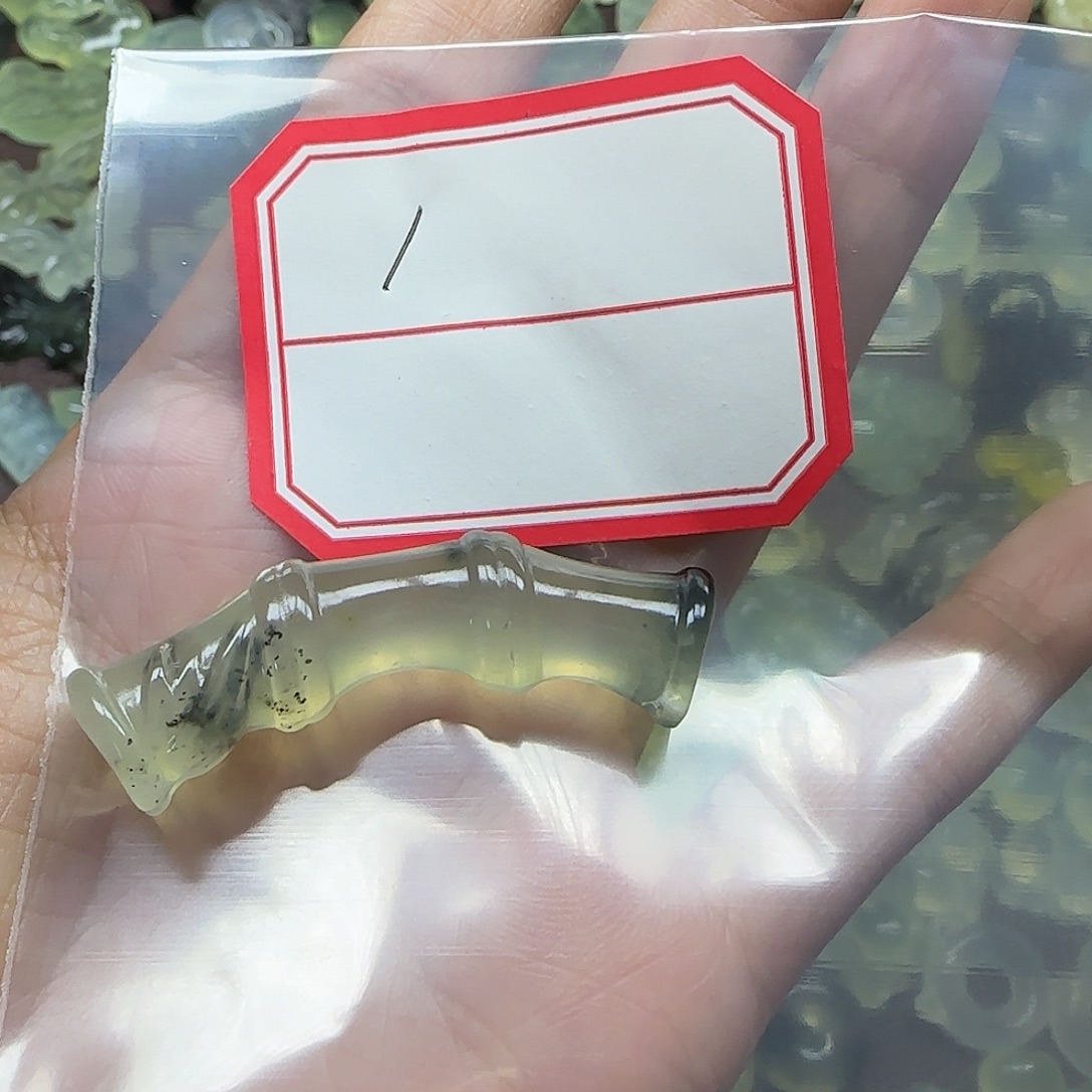 张***辉蛇纹石玉未镶嵌颈饰