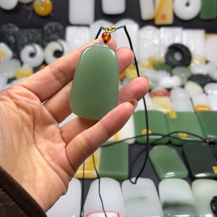 石英质玉（金丝玉）未镶嵌颈饰