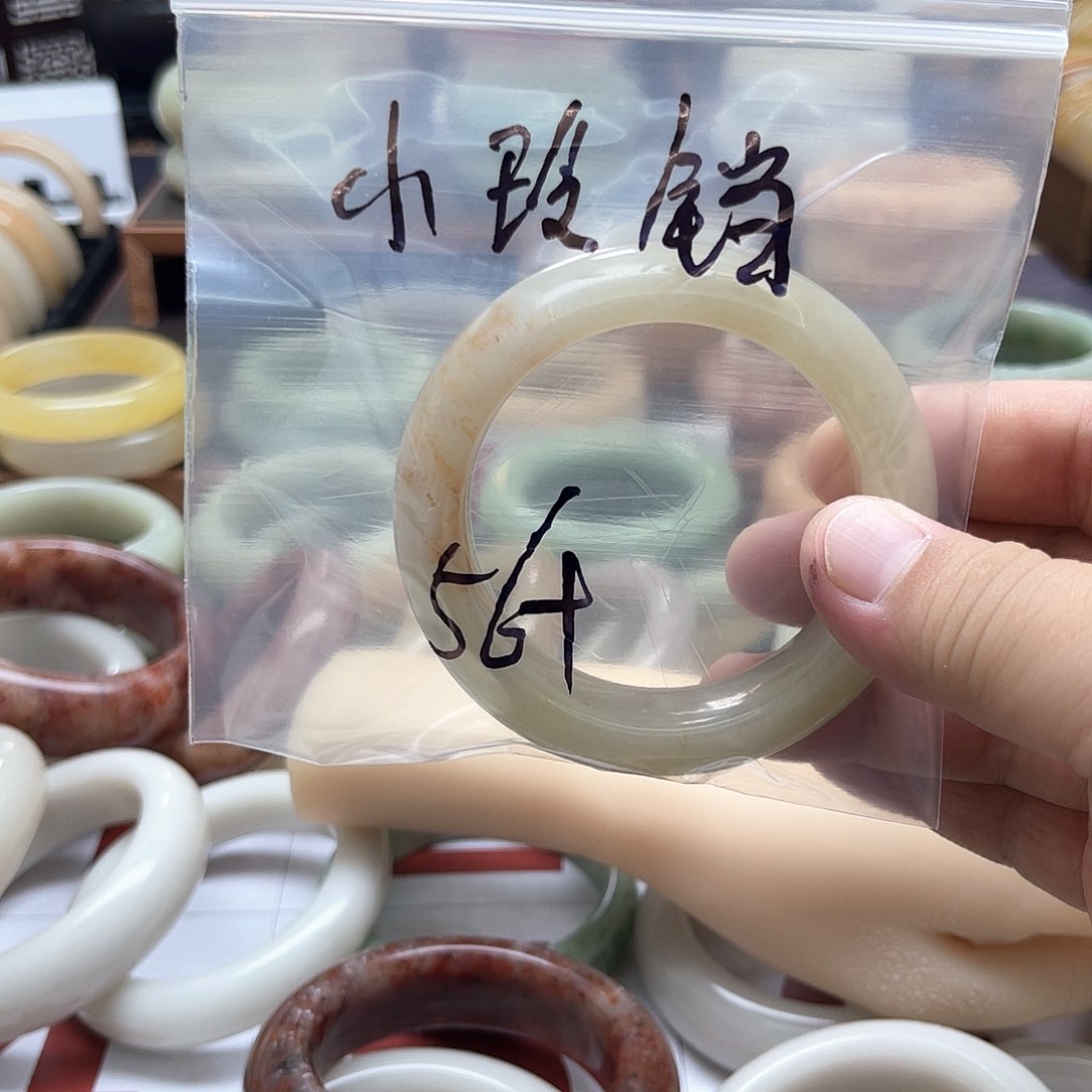 石英质玉手镯未镶嵌波*妞