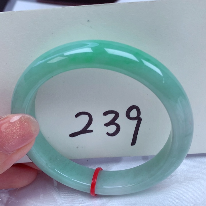 翡翠手镯未镶嵌翡翠