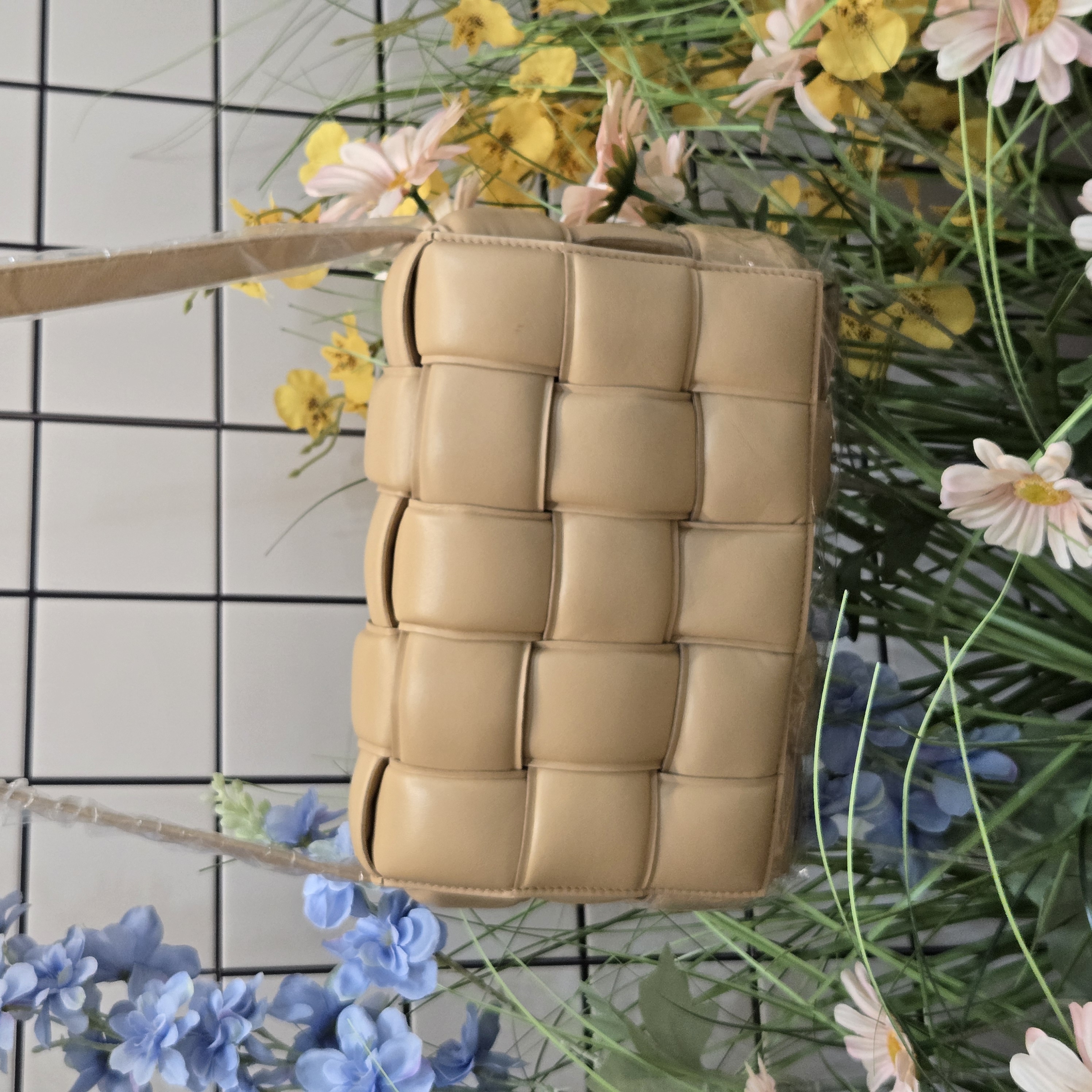 99新 BOTTEGA VENETA/葆蝶家 达达/奶茶色编织泡芙斜挎包