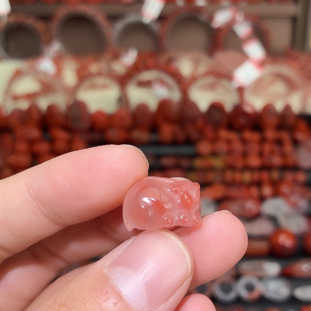 南红玛瑙未镶嵌颈饰貔貅