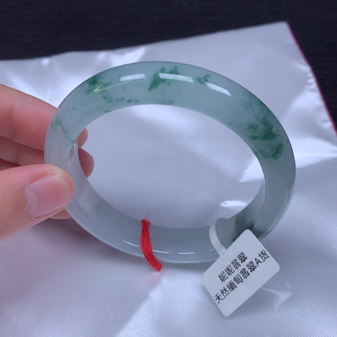 翡翠手镯未镶嵌。
