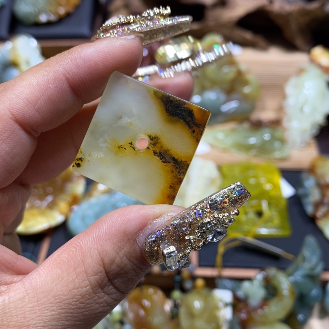 蛇纹石玉颈饰未镶嵌