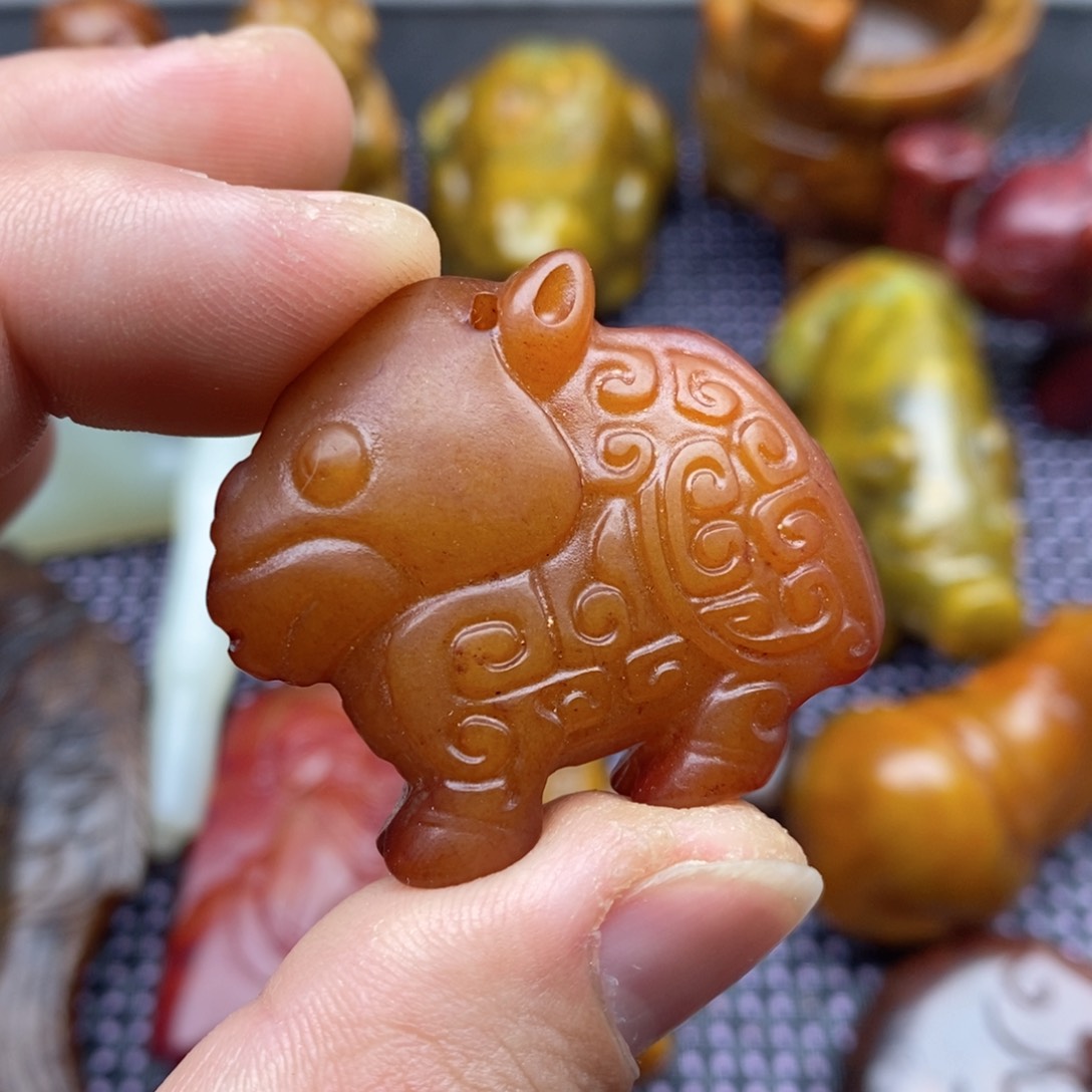 蛇纹石玉颈饰未镶嵌