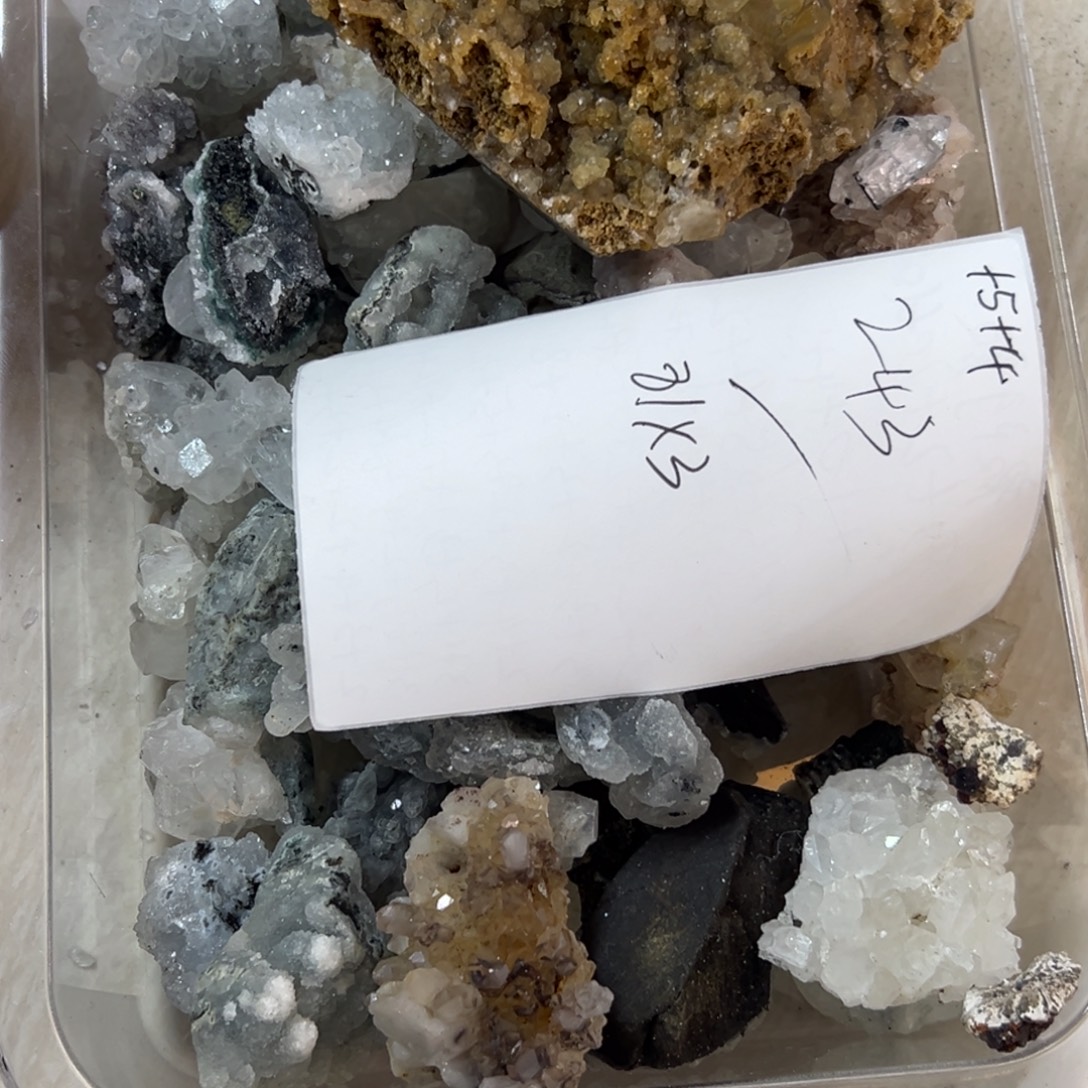 颜***颜水晶未镶嵌珠宝半成品