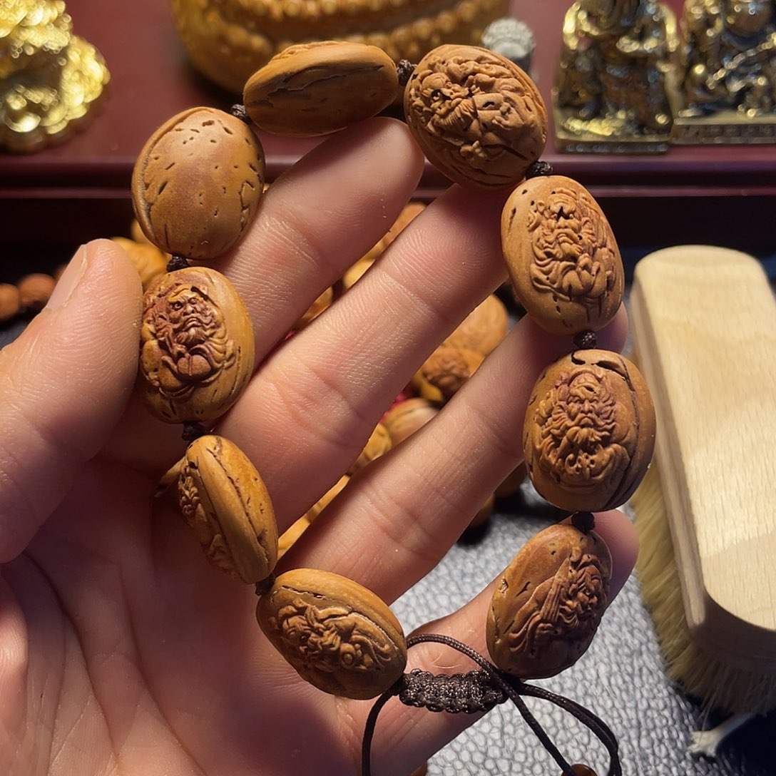 大桃核雕刻瑕疵钟馗