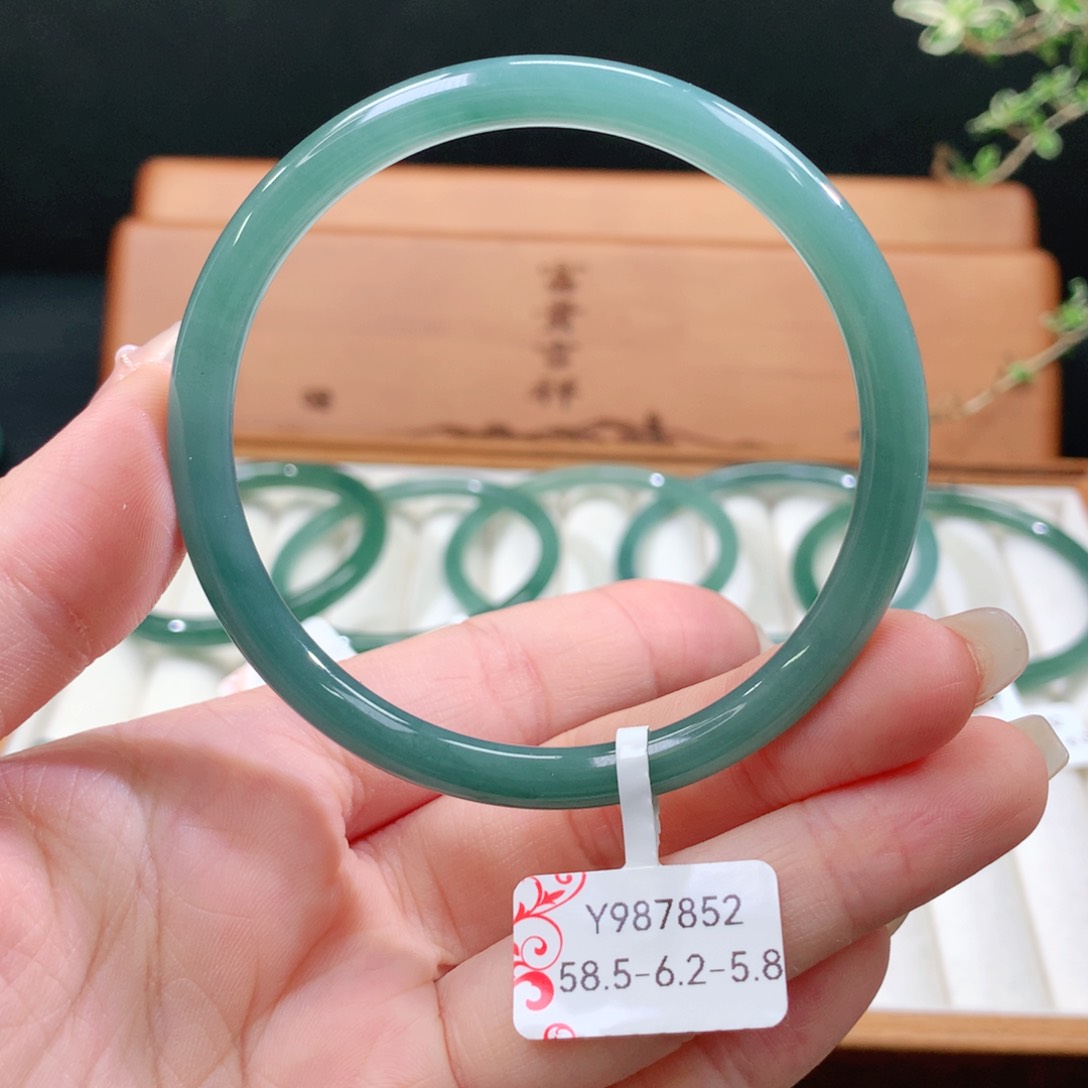 翡翠手镯未镶嵌天然