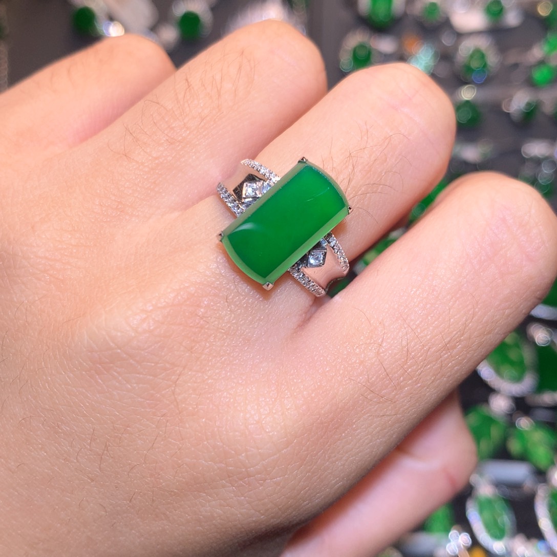 翡翠戒指18K金镶嵌马鞍